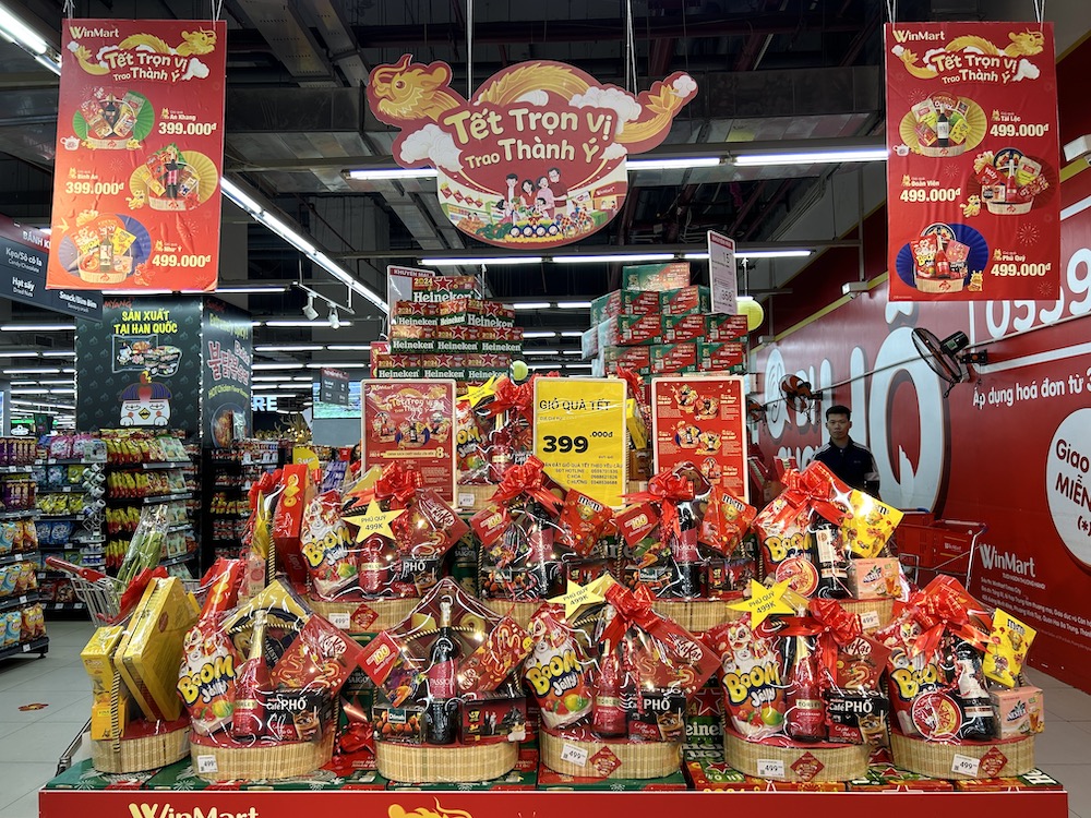 Năm nay hệ thống các siêu thị bán các giỏ quà Tết với giá bình dân và áp dụng chương trình khuyến mại để kích cầu.