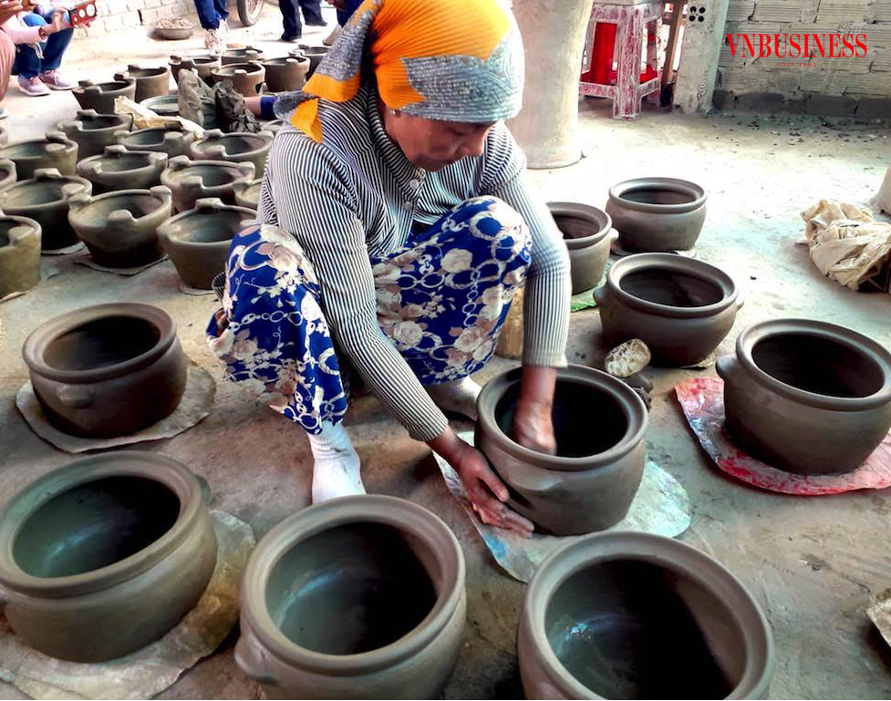 Phụ nữ Chăm ở Bàu Trúc lớn lên là đã được mẹ hướng dẫn làm gốm và cứ thế, đời nối đời “mẹ truyền con nối”, nghề gốm ở ngôi làng cứ mãi lưu truyền đến ngày nay.