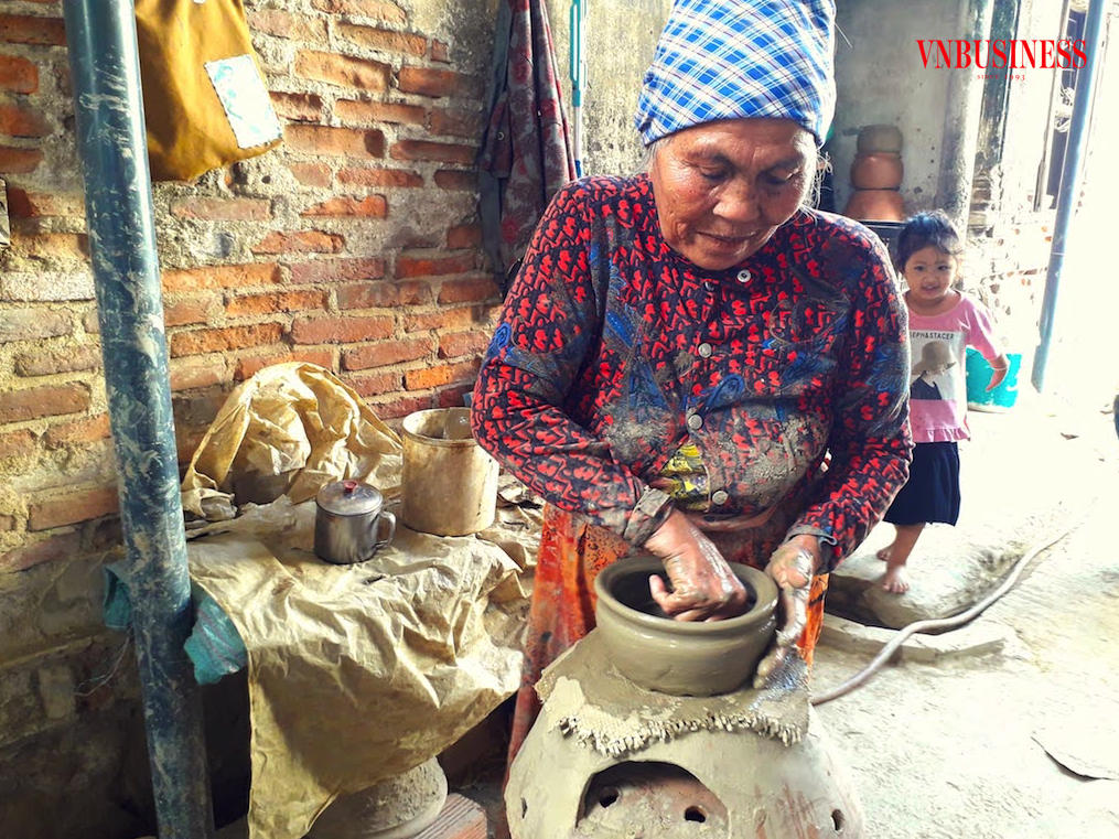 Đôi bàn tay khéo léo của một nữ nghệ nhân lớn tuổi ở làng gốm Bàu Trúc.