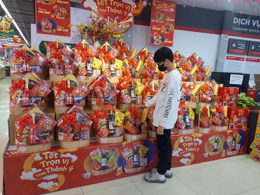 Năm nay, nhiều người ưu tiên chọn giỏ quà Tết phân khúc bình dân, có giá từ 150.000-300.000 đồng.