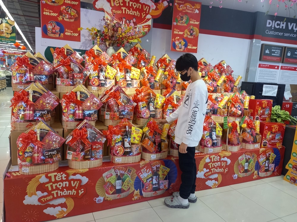 Năm nay, nhiều người ưu tiên chọn giỏ quà Tết phân khúc bình dân, có giá từ 150.000-300.000 đồng.