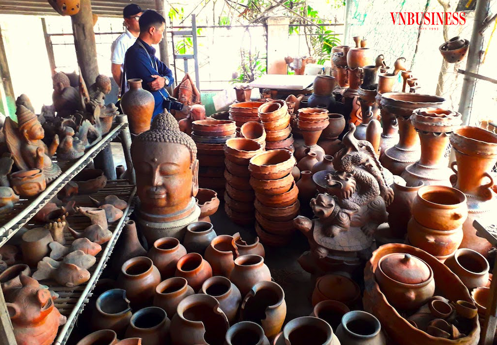 Các sản phẩm gốm Bàu Trúc được làm hoàn toàn bằng thủ công với cách nung độc đáo.