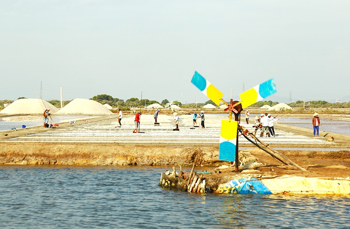 Cối xay gió là biểu tượng cho khát vọng thay đổi tư duy sản xuất, đưa hạt muối bay cao hơn của diêm dân Long Điền.