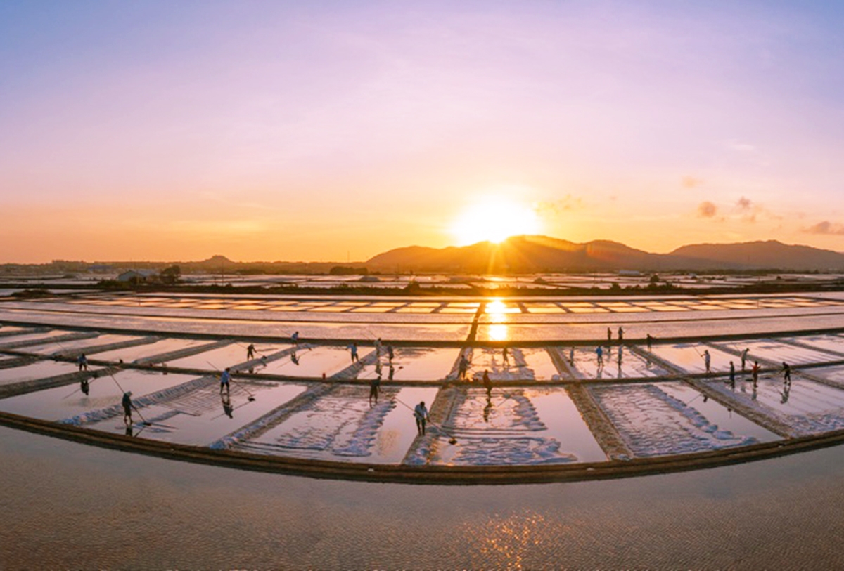 Nghề làm muối ở Long Điền cũng đối diện nhiều khó khăn về nhân lực, thị trường tiêu thụ.