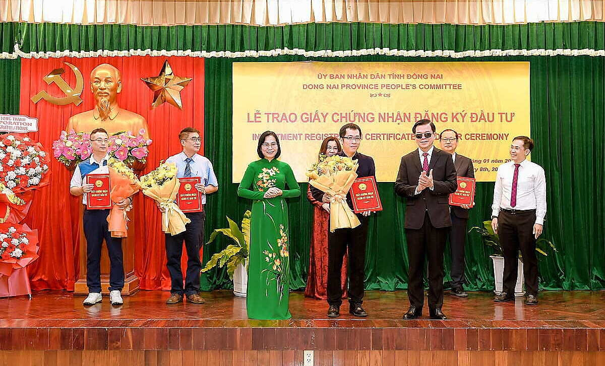 Ông Nguyễn Hồng Lĩnh, Bí thư Tỉnh ủy Đồng Nai và Bà Nguyễn Thị Hoàng, Phó Chủ tịch UBND tỉnh Đồng Nai trao giấy chứng nhận đầu tư cho ông Trương Hoàng Phương, Giám đốc Nhà máy Nestlé Trị An.