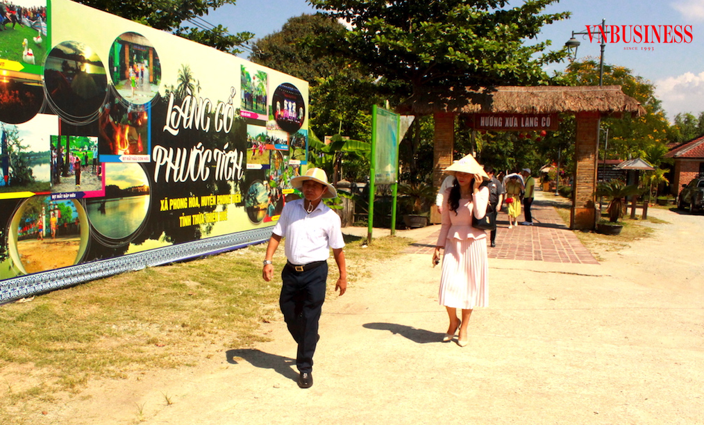 Đường vào làng cổ Phước Tích.