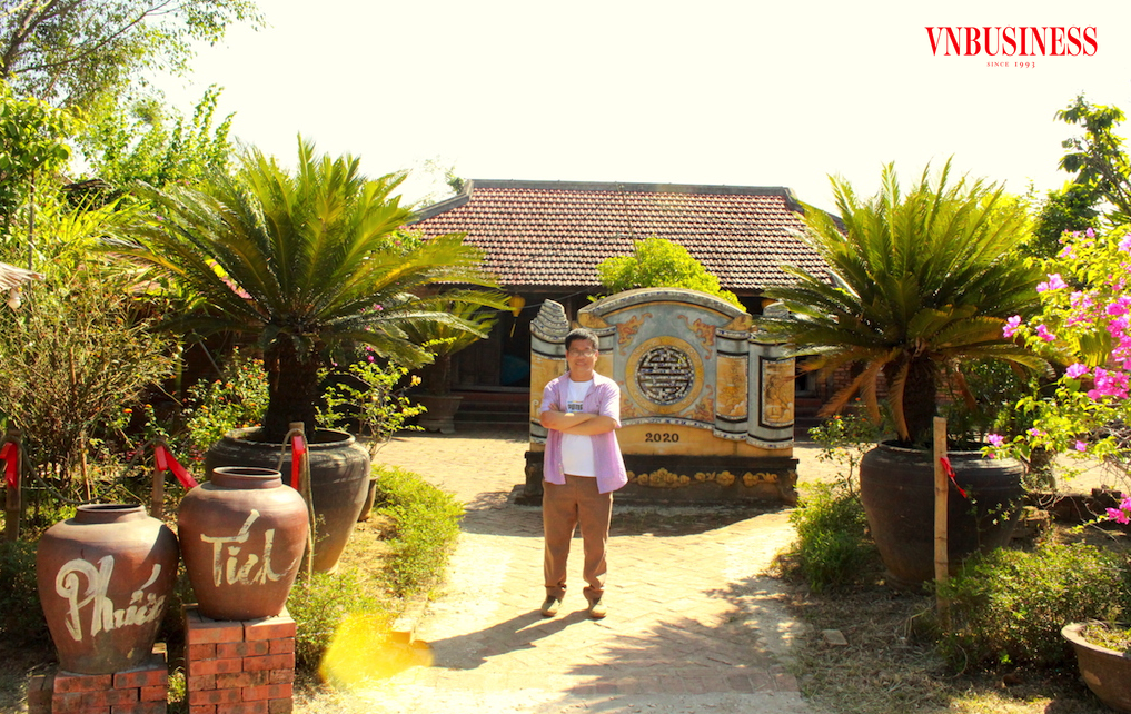 Tác giả đứng trước một ngôi nhà cổ xưa ở làng Phước Tích.