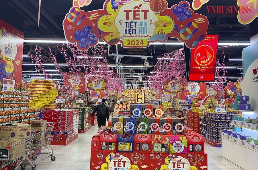 Để đáp ứng nhu cầu mua sắm của người dân dịp Tết Nguyên đán Giáp Thìn 2024 nhiều hệ thống cửa hàng, siêu thị đã bắt đầu bày bán đủ các loại hàng Tết với nhiều chương trình khuyến mãi vô cùng hấp dẫn.