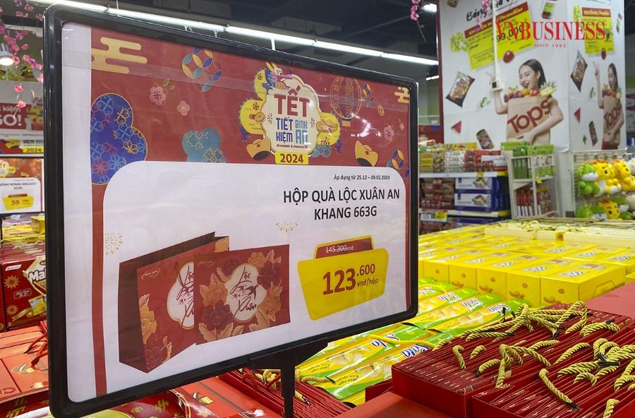 Những giỏ hàng quà tặng Tết năm nay được trang trí nhiều kiểu dáng, mẫu mã với phân khúc từ bình dân tới cao cấp dao động từ 200.000 - 1.000.000 đồng/giỏ. Ngoài ra, siêu thị áp dụng chương trình chiết khấu từ 8% đến 10% cho một số đơn hàng quà tặng.