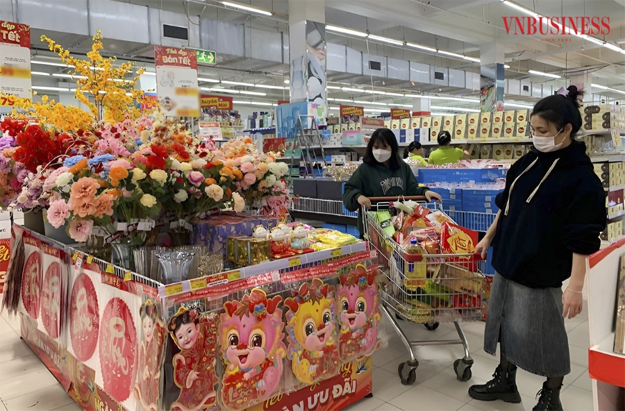 Những mặt hàng trang trí Tết với mẫu mã đẹp, nổi bật, giá thành rẻ cũng được siêu thị nhập về bán