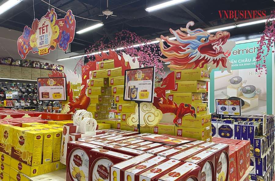 Các quầy bánh được đầu tư, trang trí bắt mắt để thu hút khách hàng.