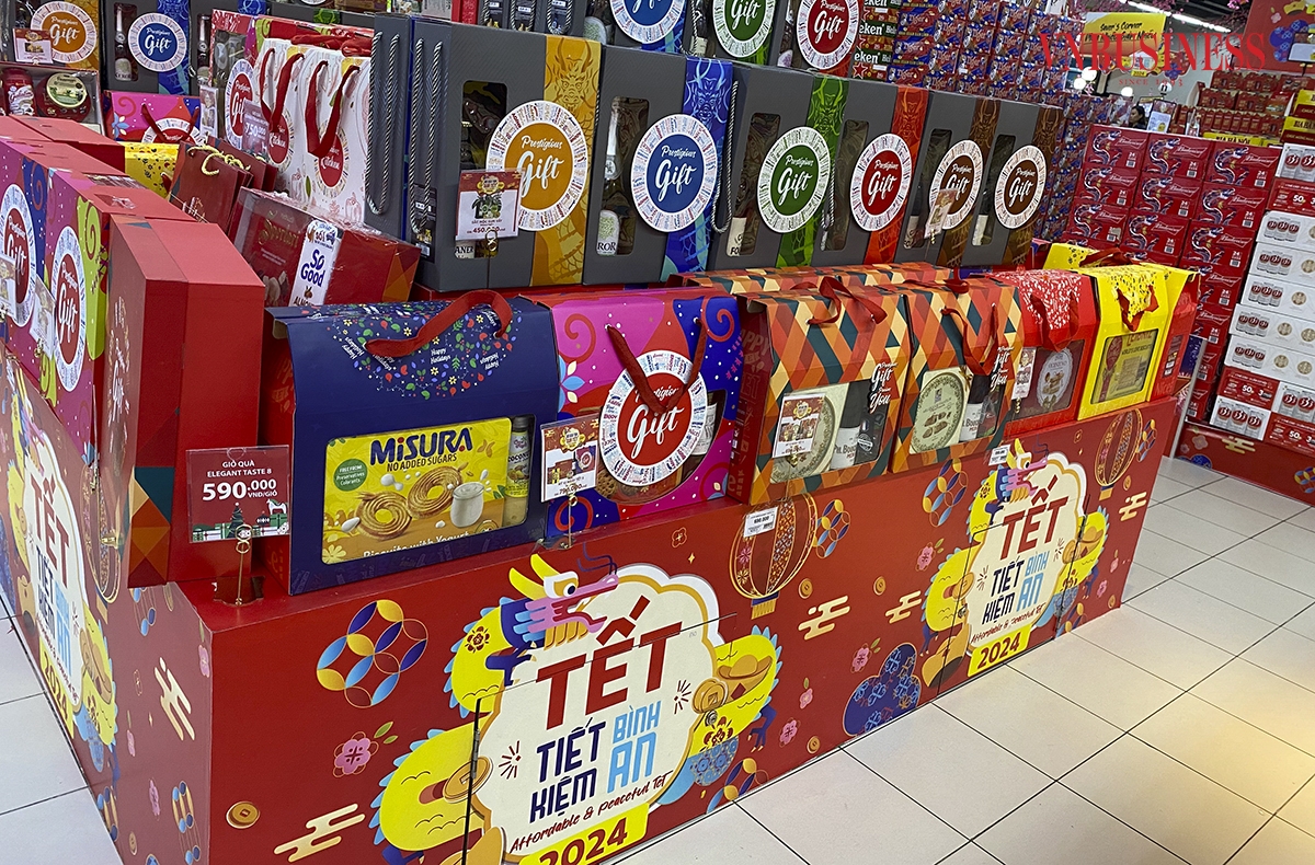 Những giỏ quà Tết với mẫu mã bắt mắt, đầy đủ bánh, kẹo, rượu... rất phù hợp để làm quà tặng, quà biếu dịp Tết này.