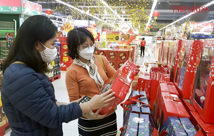 Chị Nguyễn Thu Anh - Quận Ba Đình, Hà Nội &lpar;bên phải&rpar; bắt đầu lên kế hoạch sắm quà Tết sớm. Theo chị, đây là thời điểm hàng hóa bùng nổ, vì thế hàng giả, háng nhái, hàng kém chất lượng cũng dễ len lỏi vào thị trường. Do đó, chị lựa chọn mua sắm hàng Tết tại các siêu thị, trung tâm thương mại hay cửa hàng tiện lợi uy tín để đảm bảo chất lượng.