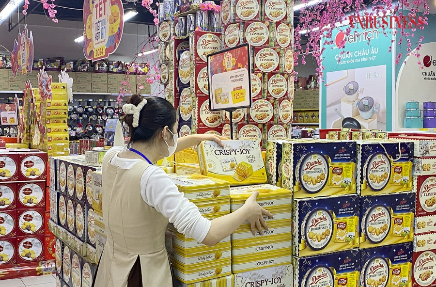 Nhân viên siêu thị vào dịp này cũng tất bật sắp xếp, trang trí, bày hàng lên kệ, đáp ứng nhu cầu sắm Tết sớm của người dân. Phạm Hòa