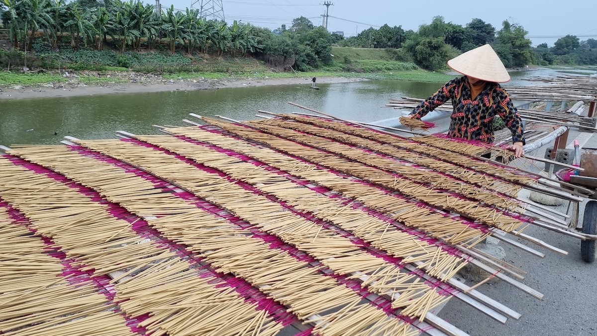 Những ngày cuối năm, làng hương Quảng Phú Cầu &lpar;huyện Ứng Hòa, Hà Nội&rpar; lại “chạy” hết công suất để sản xuất hàng bán Tết.
