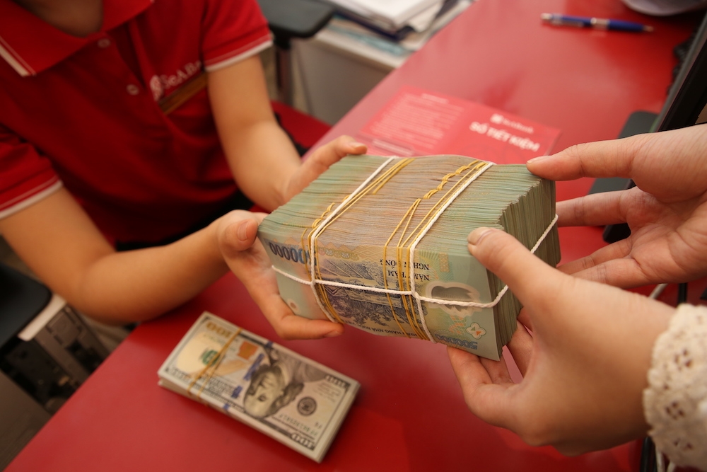 Các tổ chức tín dụng dự báo mặt bằng lãi suất huy động và cho vay tiếp tục giảm nhẹ, bình quân kỳ vọng giảm 0,3-0,4 điểm phần trăm trong quý I/2024 và giảm 0,2 điểm phần trăm trong cả năm 2024.