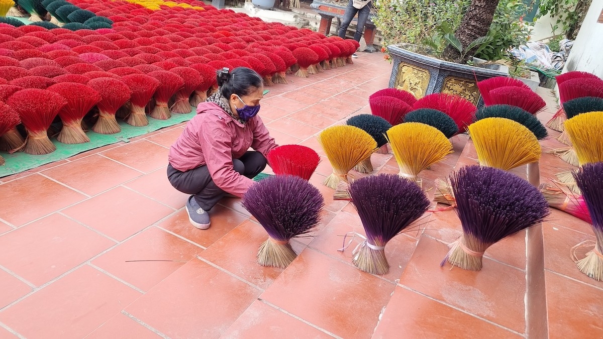 Hầu hết các cơ sở sản xuất tăm hương cho biết dịp cận Tết cơ sở phải tăng sản lượng lên khoảng 40% so với ngày bình thường.