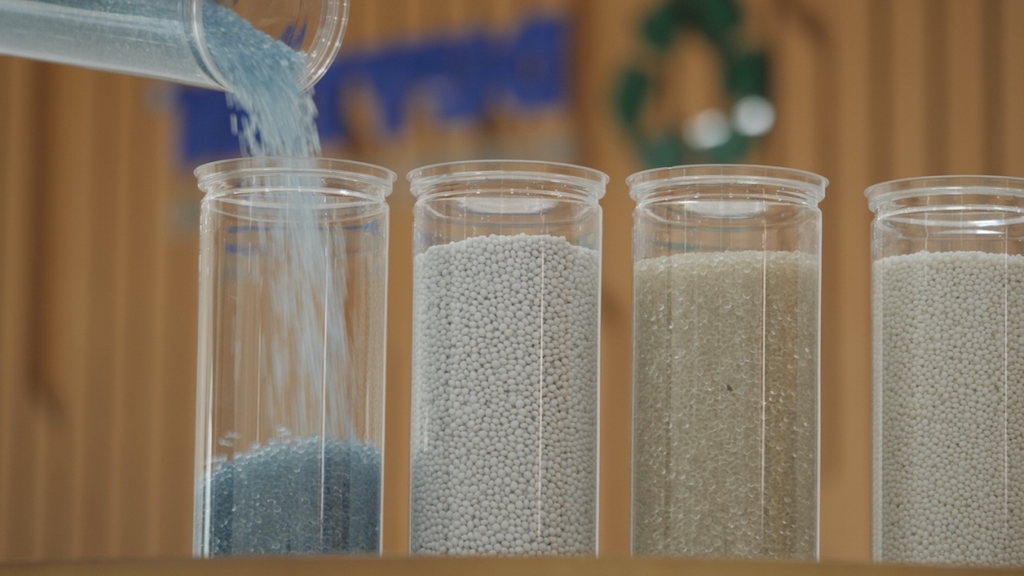 Hạt nhựa được tái chế từ vỏ chai cũ sẽ trở thành nguyên liệu tạo thành vỏ chai mới.