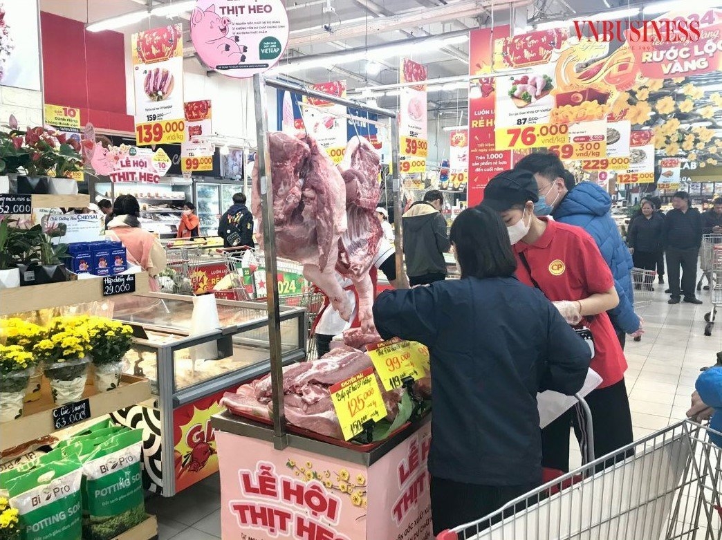 Nhiều siêu thị đang đẩy mạnh chương trình khuyến mãi cho các mặt hàng thiết yếu.