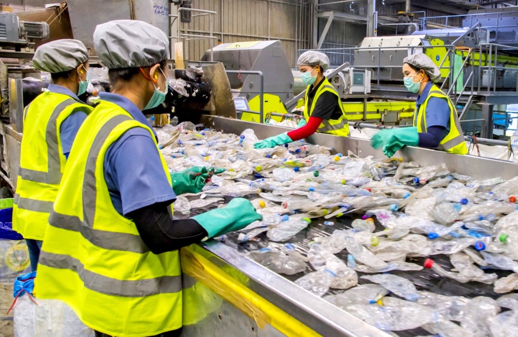 Hoạt động tái chế rác thải nhựa tạo công ăn việc làm cho người lao động.