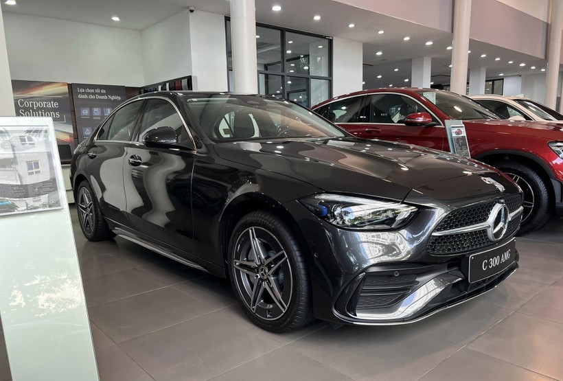 Hãng Mercedes-Benz Việt Nam công bố hỗ trợ 50% lệ phí trước bạ một số mẫu xe lắp ráp cũng như xe nhập khẩu và tặng bảo hiểm cho xe kéo dài đến ngày ngày 29/2.