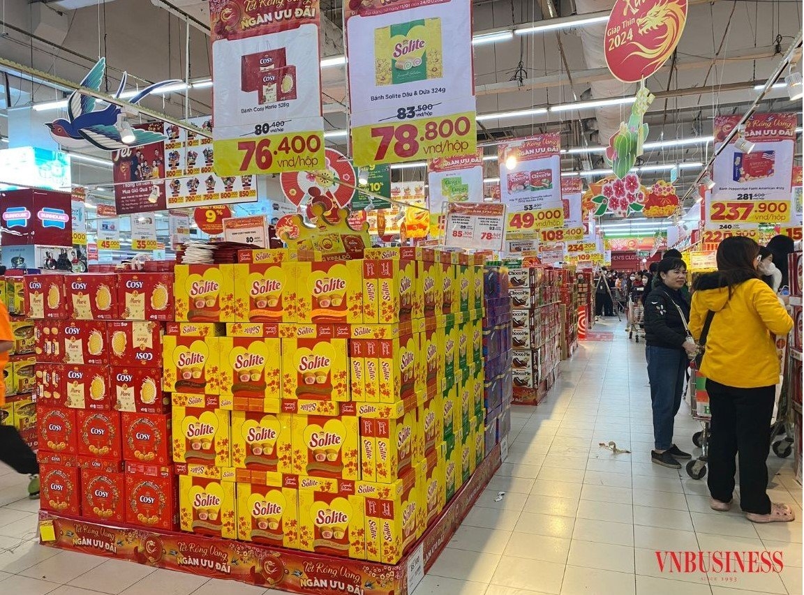 Các sản phẩm bánh, kẹo nội địa chiếm ưu thế trong các siêu thị dịp Tết Nguyên đán Giáp Thìn.