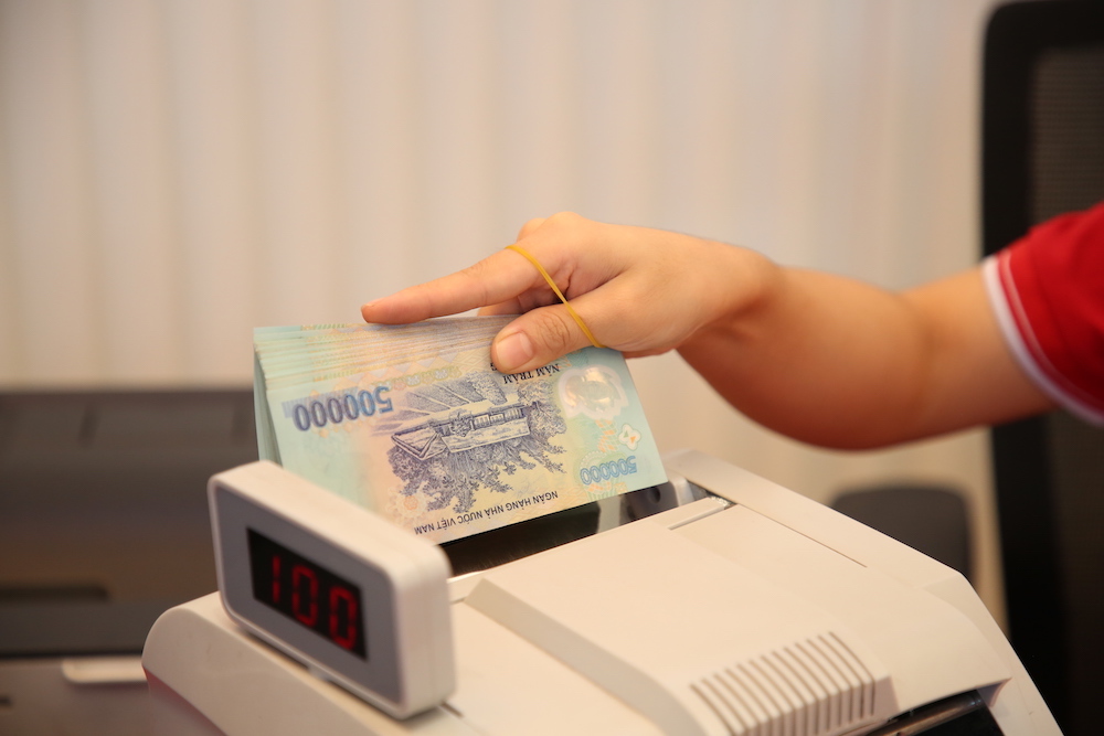 Lãi suất huy động bình quân kỳ hạn 12 tháng tại nhóm ngân hàng quy mô lớn đã giảm về 4,75%, trong khi nhóm ngân hàng thương mại nhỏ là 5,08%.