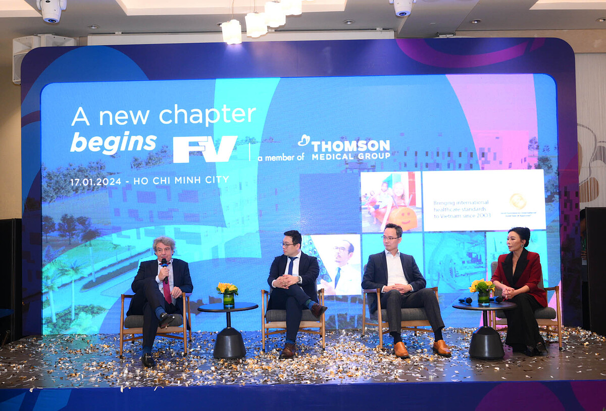 Bác sĩ Jean-Marcel Guillon &lpar;bên trái, ngoài cùng&rpar;, Tổng giám đốc Bệnh viện FV phát biểu tại sự kiện.