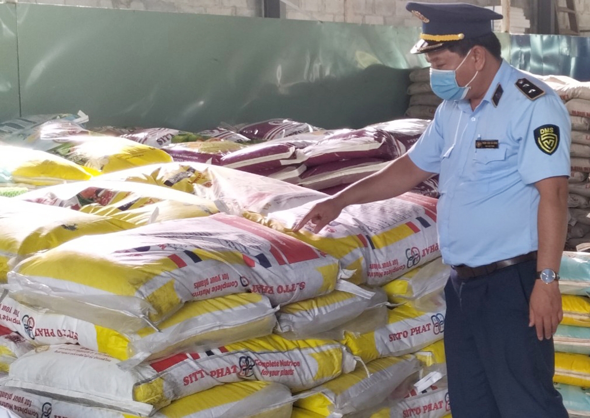 Lực lượng QLTT tỉnh Long An kiểm tra mặt hàng phân bón - Ảnh minh họa.