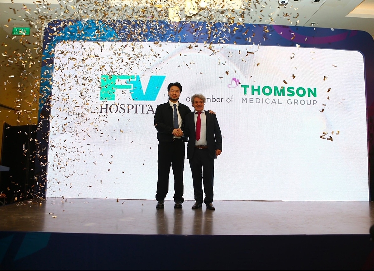Ông Kiat Lim, Phó chủ tịch điều hành Tập đoàn Y tế Thomson và Bác sĩ Jean-Marcel Guillon, Tổng giám đốc Bệnh viện FV bắt tay tuyên bố FV là thành viên của Tập đoàn Y tế Thomson.
