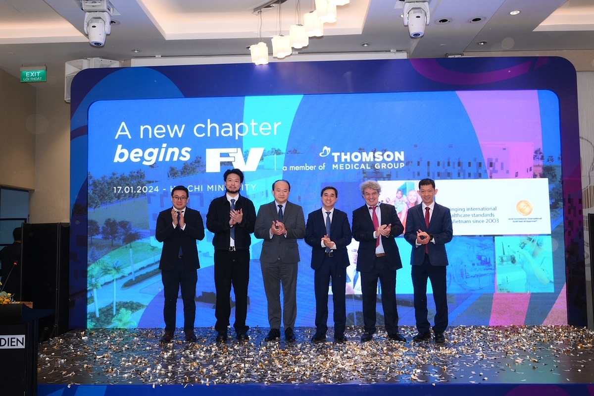 Các đại biểu chụp ảnh lưu niệm tại sự kiện công bố thương vụ M&A thành công giữa Thomson Medical Group và Bệnh viện FV.