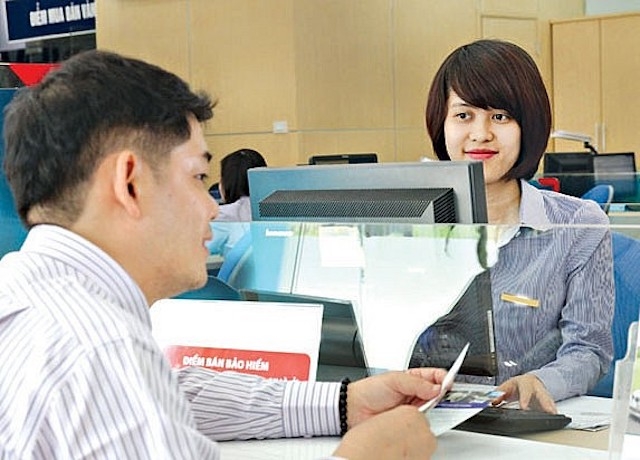 Luật Các tổ chức tín dụng &lpar;sửa đổi&rpar; đã bổ sung quy định cấm ngân hàng bán bảo hiểm “bia kèm lạc”.