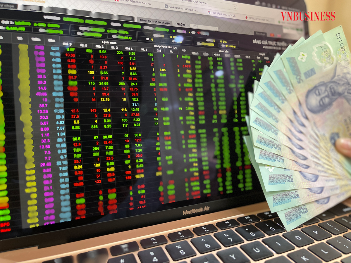 Kết thúc phiên giao dịch, VN-INDEX đóng cửa ở mốc 1181.50, tăng mạnh 12.44 điểm &lpar; 1.06%&rpar;.