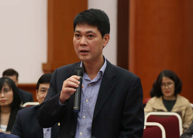 Ông Doãn Thanh Tuấn, Phó Cục trưởng Cục Quản lý, Giám sát bảo hiểm, trả lời câu hỏi của báo chí