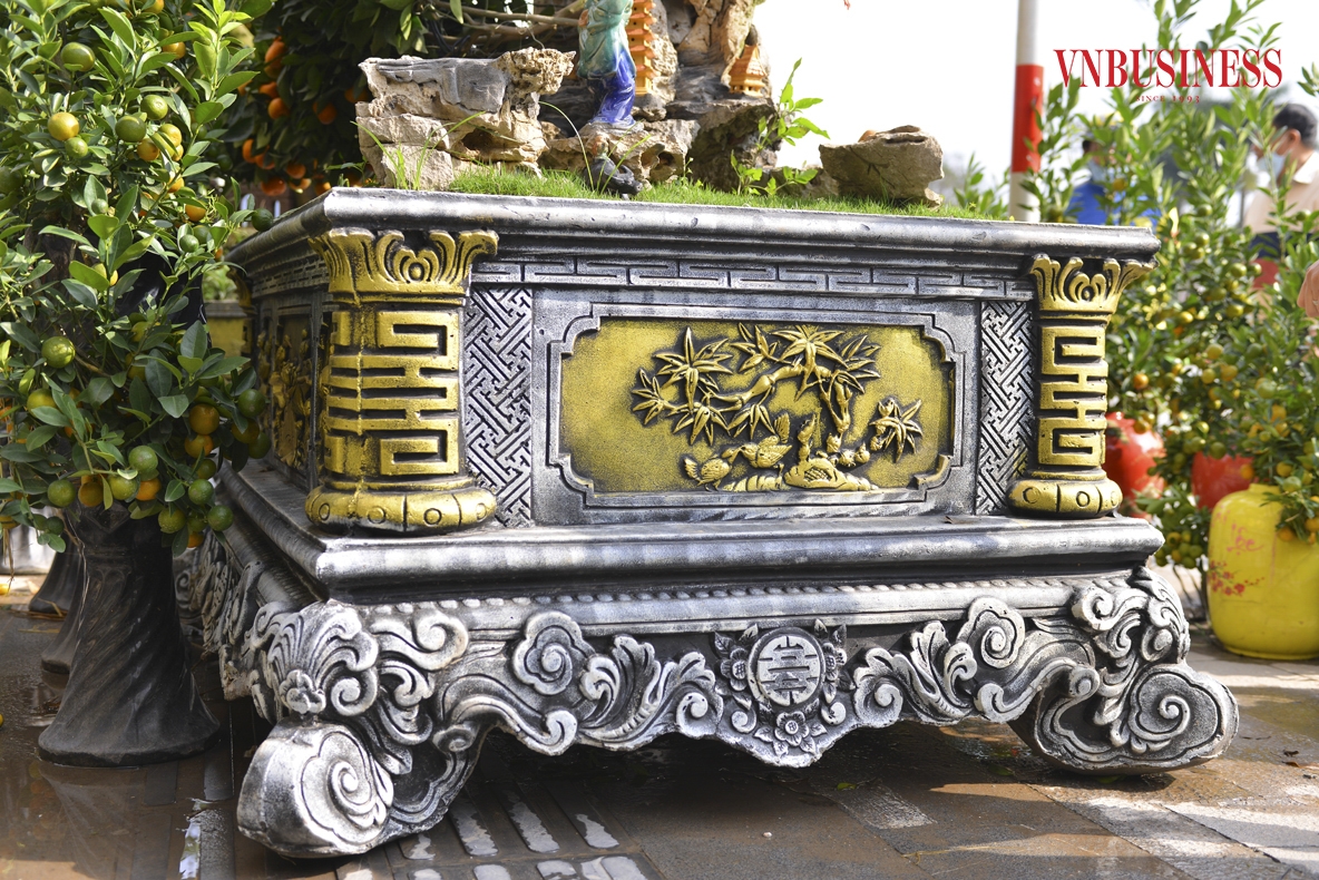 Chậu cảnh cũng được nhà vườn thiết kế với kiểu dáng và những họa tiết tỉ mỉ