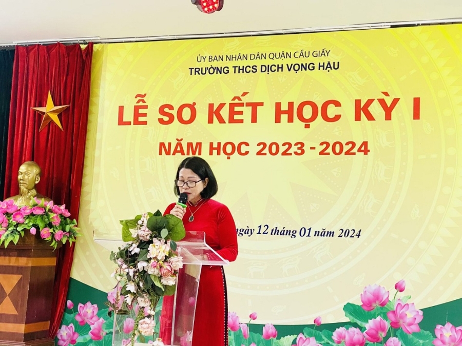Cô giáo Nguyễn Thị Loan, Bí thư Chi bộ - Hiệu trưởng đọc diễn văn Sơ kết học kỳ 1 năm học 2023 - 2024.