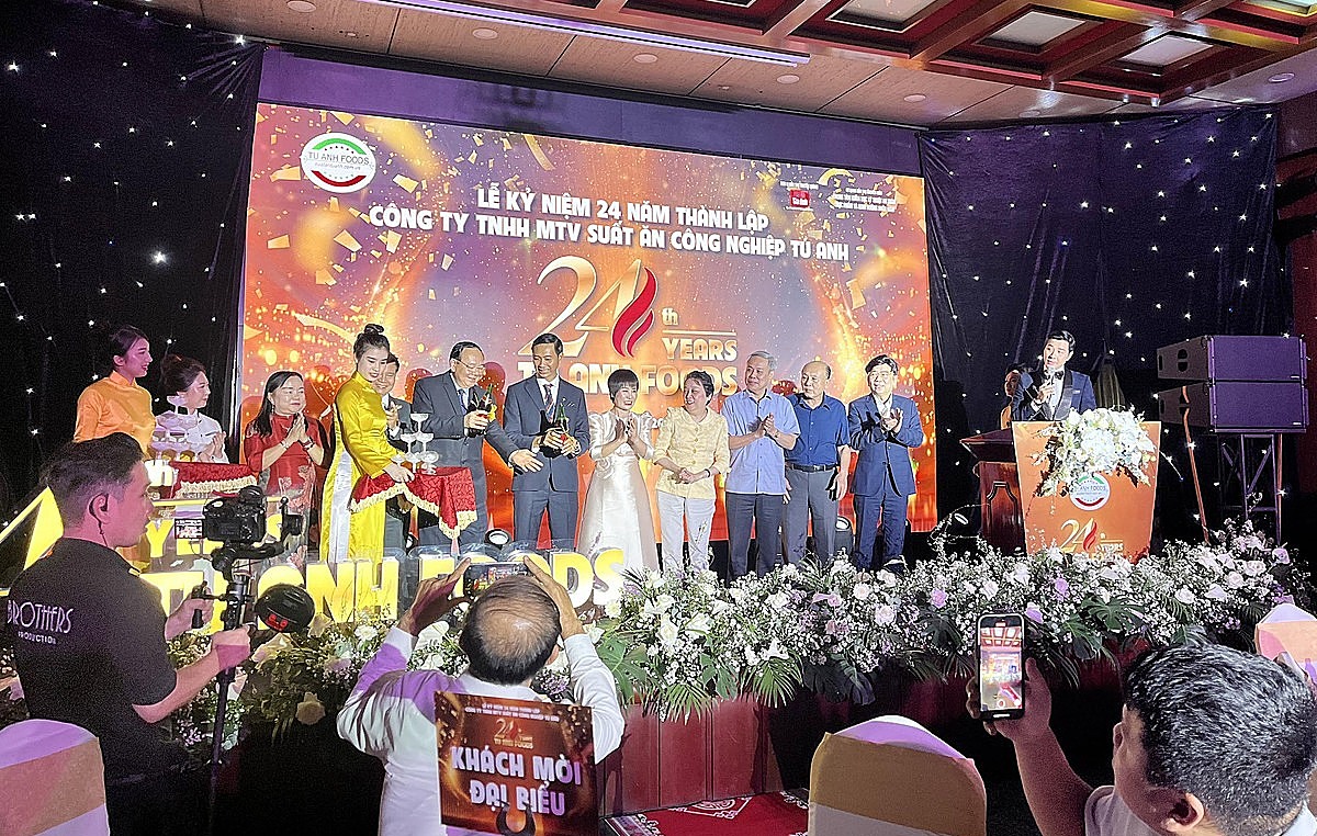 Lãnh đạo Công ty Tú Anh Foods cùng các đại biểu tại sự kiện kỷ niệm 24 năm thành lập công ty.