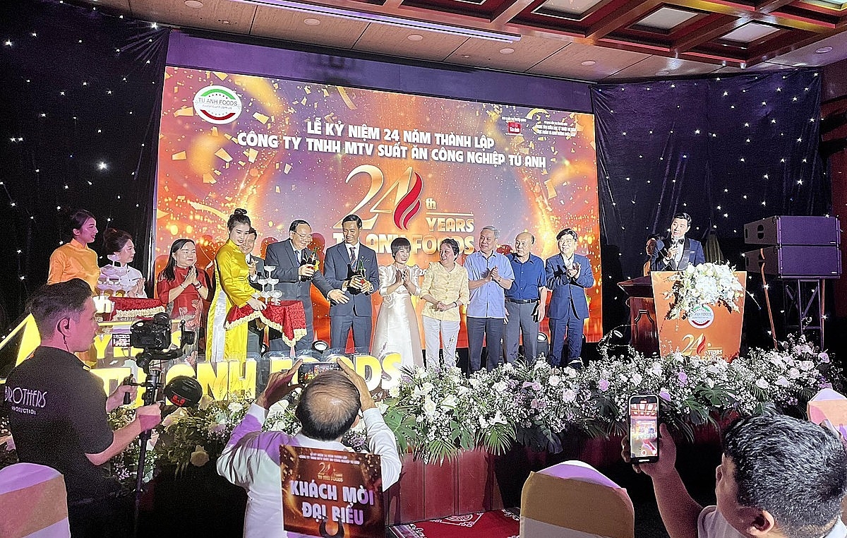Lãnh đạo Công ty Tú Anh Foods cùng các đại biểu tại sự kiện kỷ niệm 24 năm thành lập công ty.