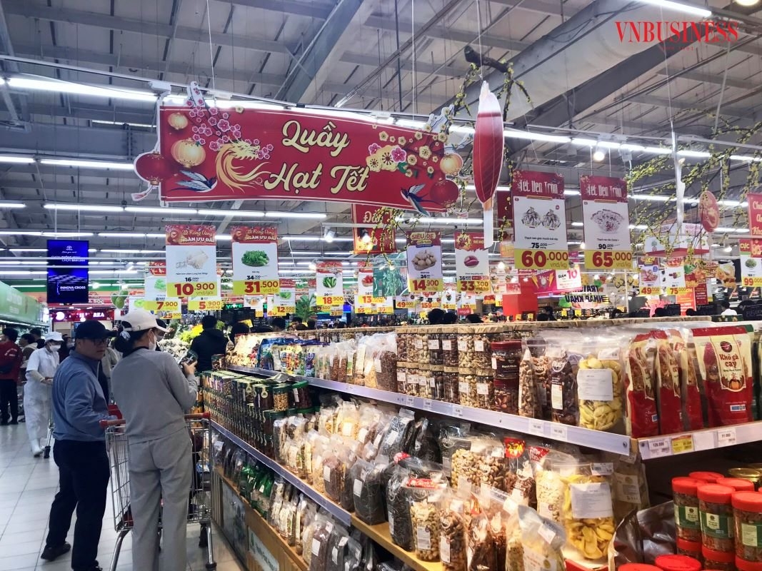 Một số mặt hàng Tết như giò chả, quà Tết, bánh kẹo, các loại hạt... bắt đầu hút người tiêu dùng.
