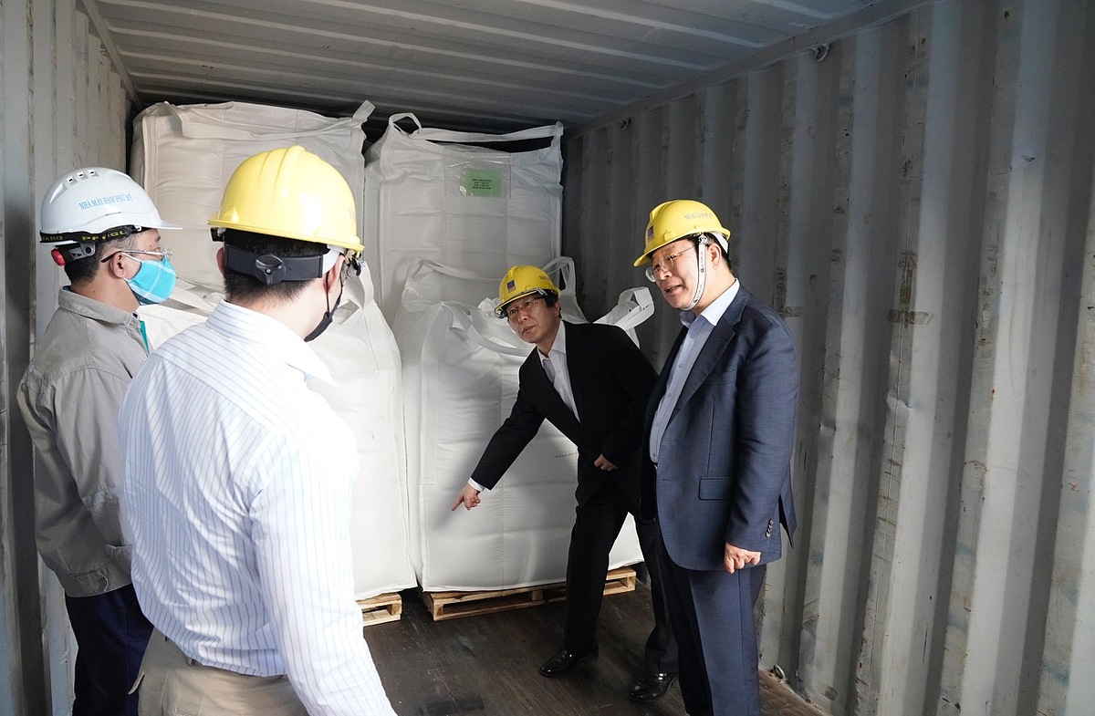 Hàng năm, PVFCCo xuất khẩu từ 100-200 ngàn tấn ure ra các thị trường thế giới. Chỉ tính riêng từ tháng 11 năm 2023 cho đến nay, PVFCCo đã ký hợp đồng xuất sang thị trường Hàn Quốc khoảng 55 nghìn tấn ure để làm nguyên liệu sản xuất dung dịch xử lý khí thải động cơ diesel.