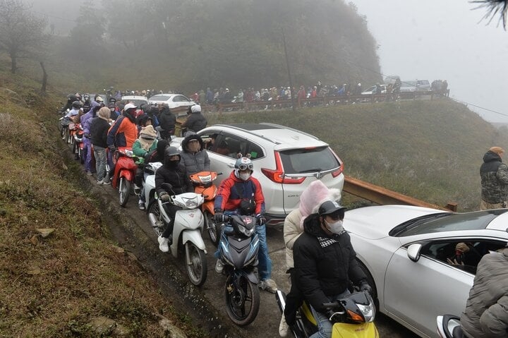 Đường lên đỉnh Mẫu Sơn ùn tắc cho thấy tiềm năng từ du lịch băng tuyết.