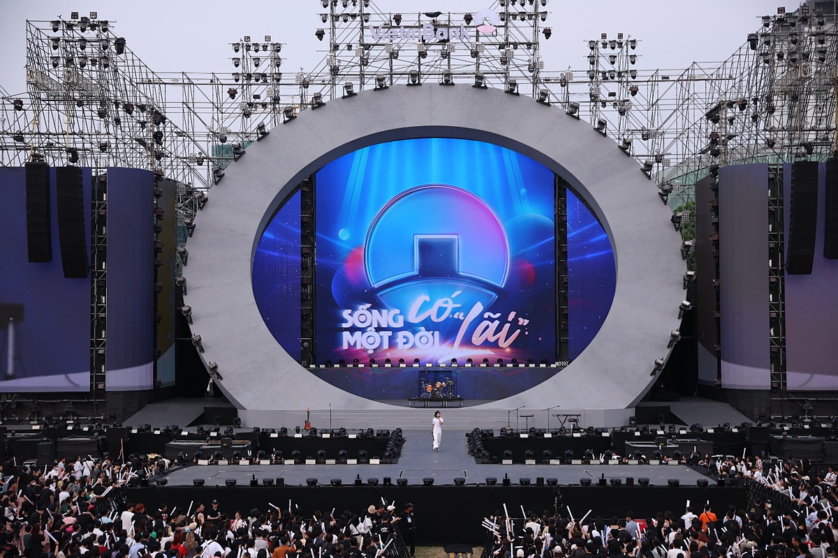 Sunset show được khuấy động với sức trẻ từ Minh, Pay, The Flob, Phùng Khánh Linh và Wean Le.