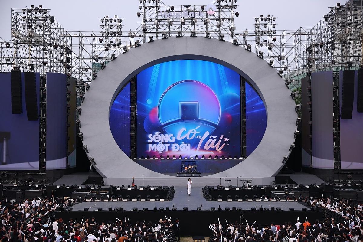 Sunset show được khuấy động với sức trẻ từ Minh, Pay, The Flob, Phùng Khánh Linh và Wean Le.