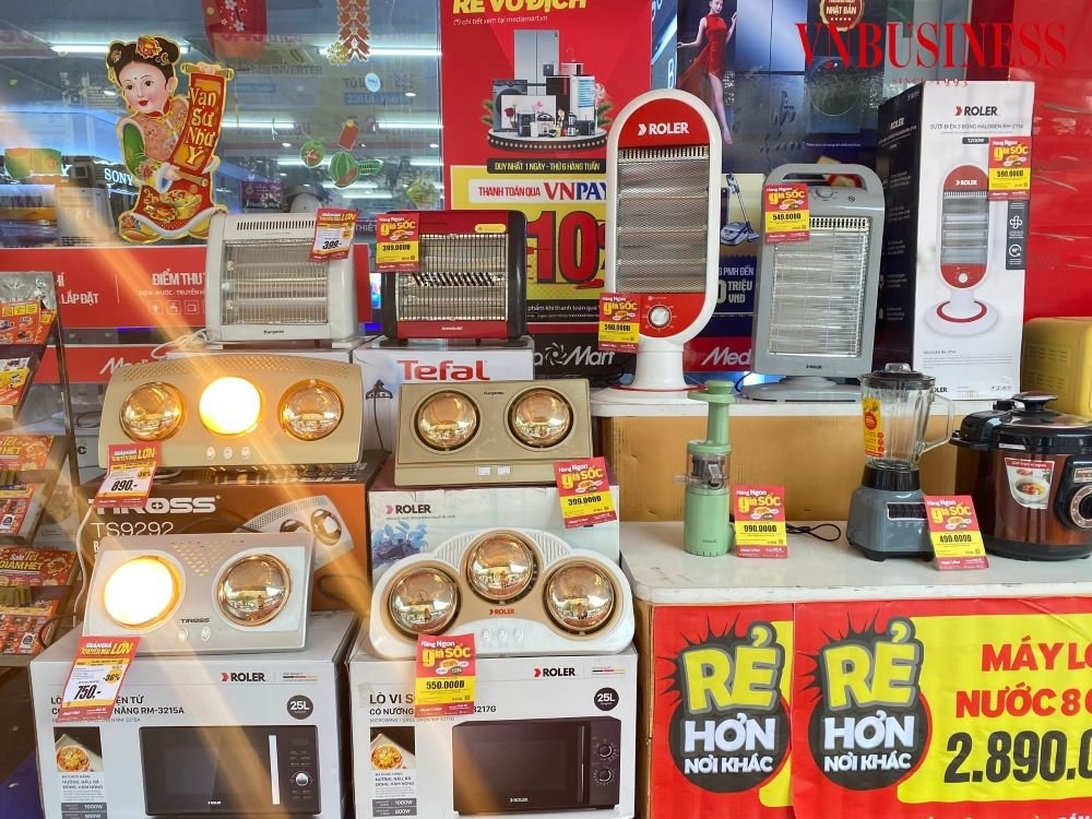 Một số siêu thị, cửa hàng mạnh tay khuyến mại các loại quạt, đèn sưởi.