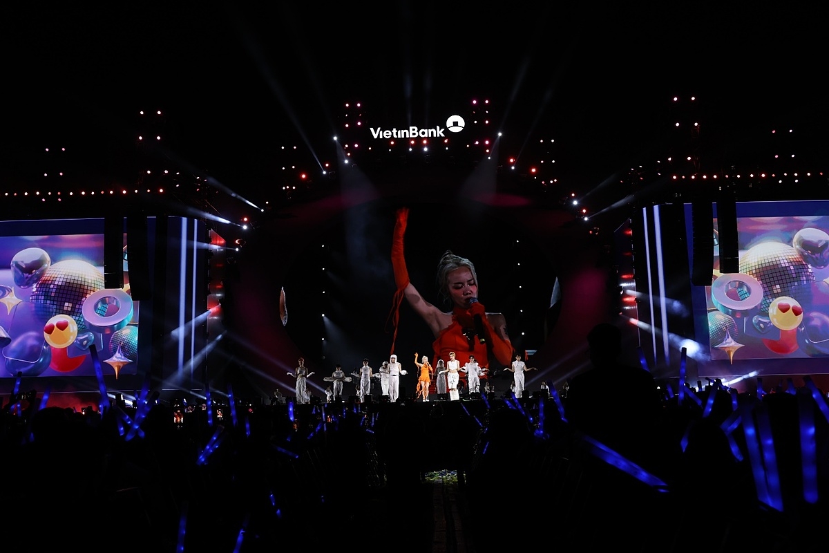 Ca sỹ Phương Ly.