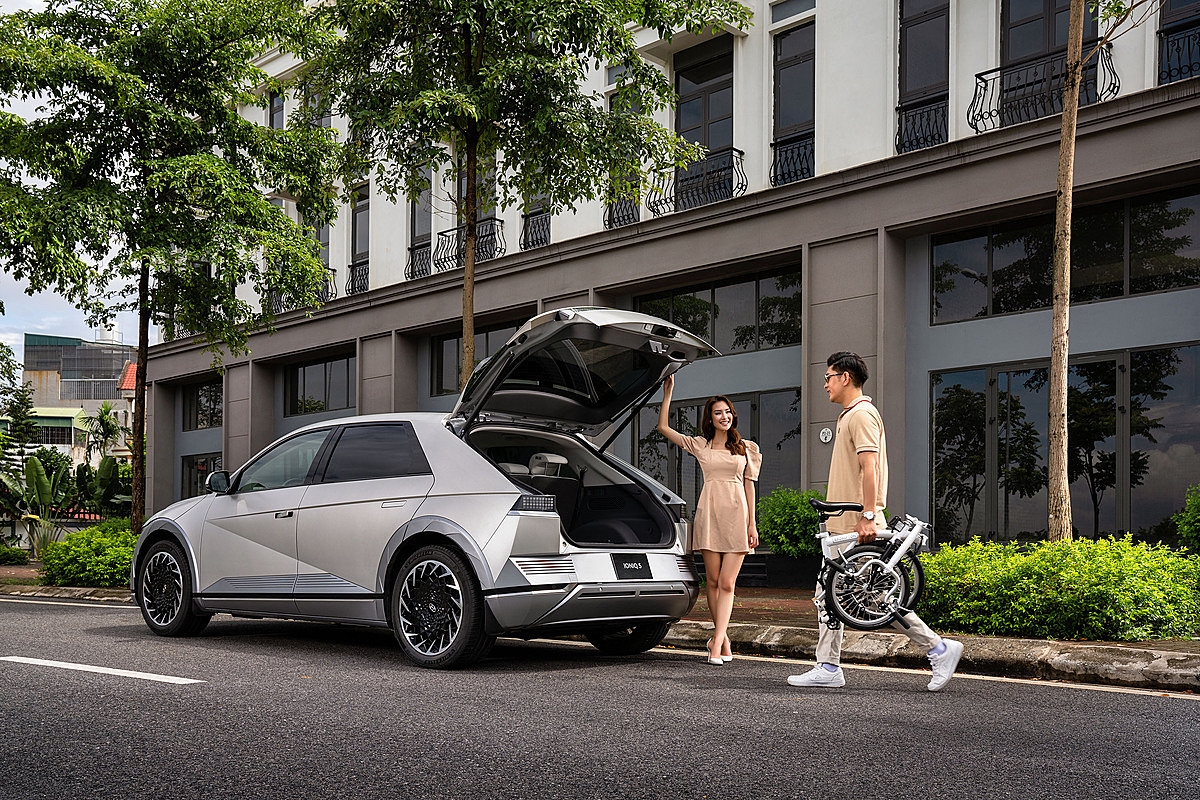 Khách hàng mua xe IONIQ 5 sẽ được tặng bộ giải pháp sạc điện cao cấp tại nhà, giúp việc sử dụng và đi lại của chủ sở hữu xe trở nên thuận tiện nhất.