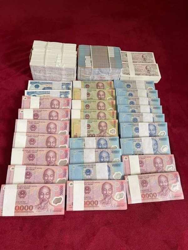 Dịch vụ đổi tiền lẻ, tiền mới nhộn nhịp trên chợ mạng dịp cận Tết.