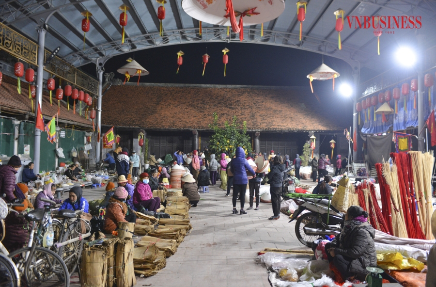 Chợ nón làng Chuông &lpar;huyện Thanh Oai, Hà Nội&rpar; được họp ngay tại đình làng, nổi tiếng khắp cả nước về nghề làm nón truyền thống. Chợ được họp vào những ngày mùng 4, 10, 14, 20, 24 và 30 âm lịch hàng tháng.