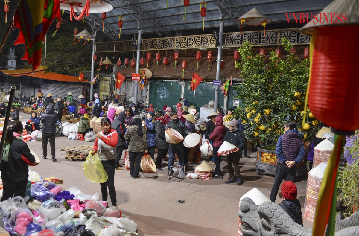 Những chiếc nón làng Chuông không chỉ là sản phẩm truyền thống từ bàn tay khéo léo, tài hoa của những nghệ nhân mà còn là biểu tượng cho nét truyền thống của người phụ nữ Việt Nam. Phạm Hòa