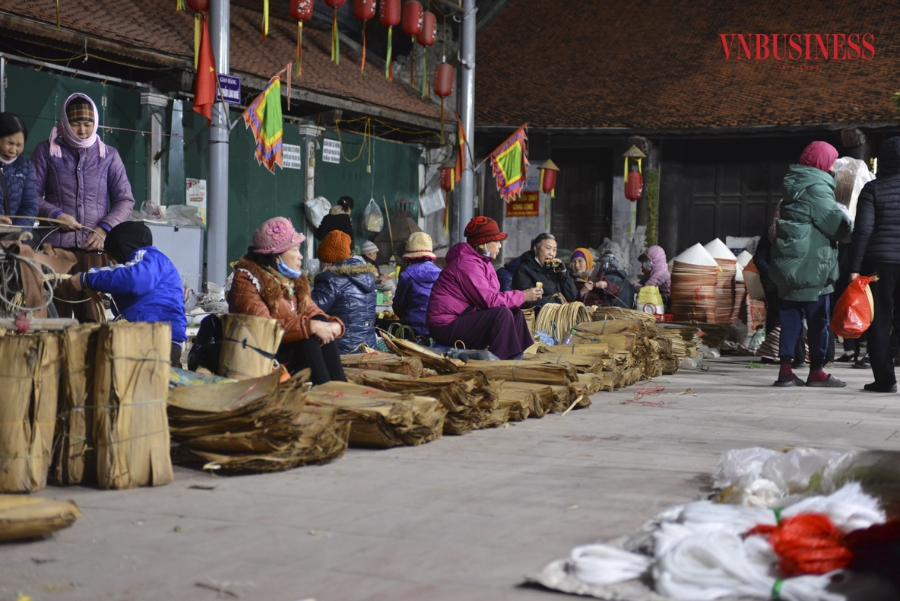 Từ 5 giờ sáng, nhiều người đã đến chợ với đủ các mặt hàng, các nguyên liệu tạo ra một chiếc nón được tách ra bán lẻ tại phiên chợ. Không chỉ người dân trong làng, xã mà có hàng trăm người từ các vùng lân cận cũng tới để mua bán, trao đổi mặt hàng này.